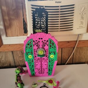 monster high pink and green doll coffin playset